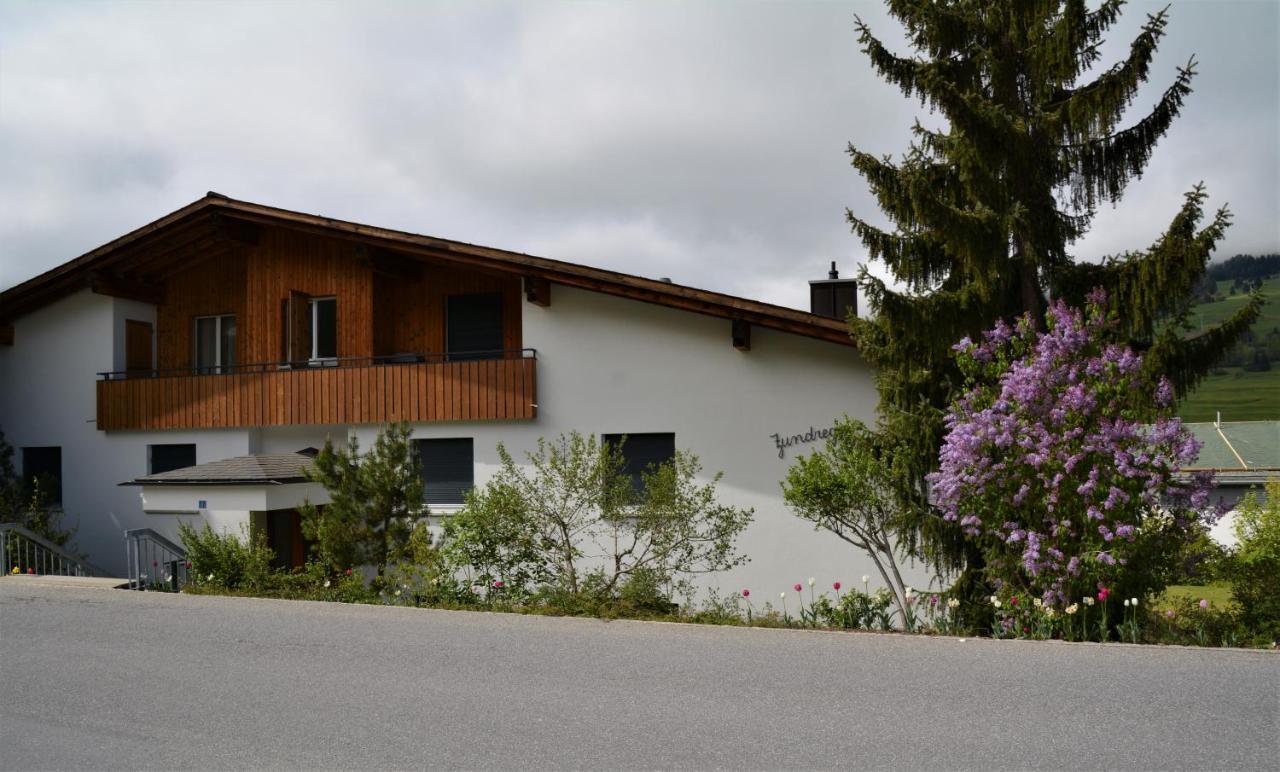 Tgesa Zundregn Apartman Savognin Kültér fotó